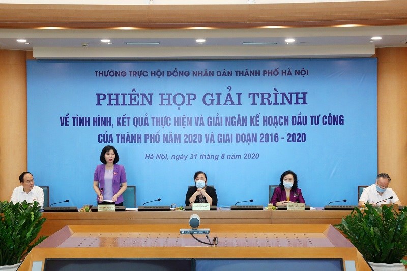 Phó Chủ tịch HĐND TP Phùng Thị Hồng Hà phát biểu