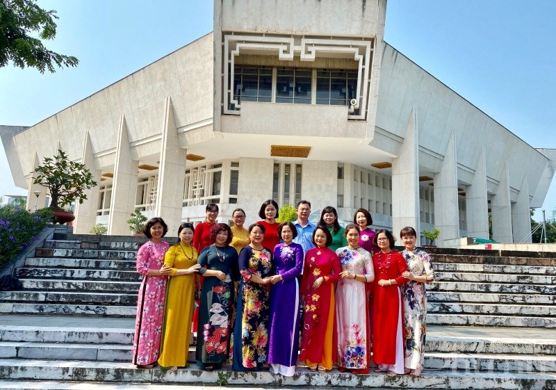 Cán bộ Hội LHPN Thủ đô chụp ảnh lưu niệm tại bảo tàng Hồ Chí Minh.
