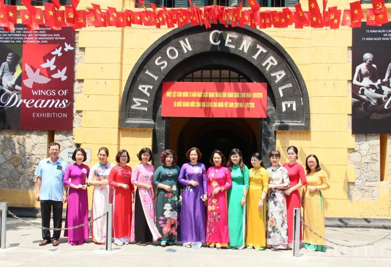 Đoàn cán bộ Hội LHPN Hà Nội chụp ảnh lưu niệm tại di tích nhà tù Hỏa Lò.