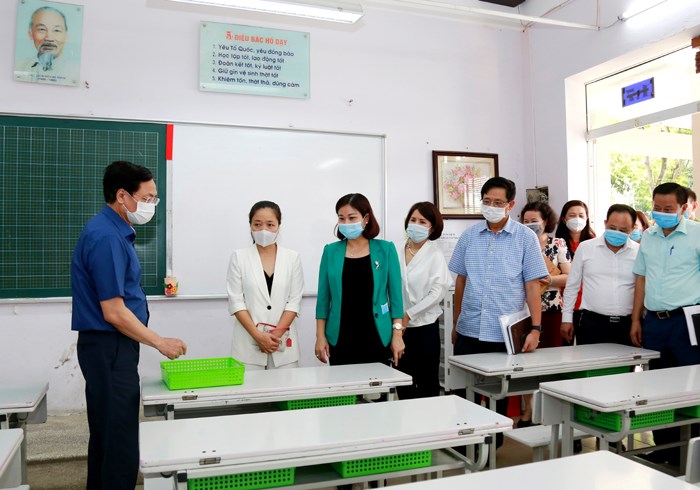 Trưởng ban Dân vận Thành ủy Nguyễn Thị Tuyến kiểm tra công tác phòng, chống dịch và chuẩn bị khai giảng năm học mới tại Trường Tiểu học Tây Sơn