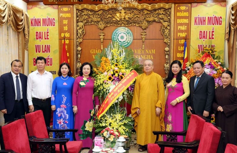 Đoàn đại biểu thành phố Hà Nội do Phó Bí thư Thường trực Thành ủy Ngô Thị Thanh Hằng làm trưởng đoàn chúc mừng Trung ương Giáo hội Phật giáo Việt Nam.