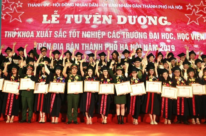 Năm thứ 18 liên tiếp Hà Nội tổ chức tuyên dương các thủ khoa xuất sắc
