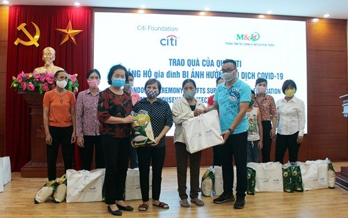 Đại diện Trung tâm Tài chính vi mô và Phát triển cùng Quỹ Citi Foundation Việt Nam đã trao tặng 10 suất quà, mỗi suất trị giá 600 nghìn đồng cho 10 hộ gia đình hội viên phụ nữ nghèo bị ảnh hưởng do đại dịch Covid-19 của xã Thượng Vực.