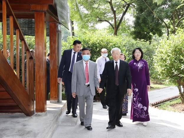Tổng bí thư, CHủ tịch Nước Nguyễn Phú Trọng dâng hương tại nhà 67 Khu di tích Chủ tịch Hồ Chí MInh.