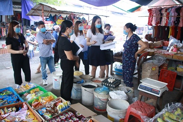 Đoàn giám sát liên ngành của thành phố giám sát việc thực hiện quy định về đảm bảo an toàn thực phẩm tại chợ trung tâm thị trấn Phúc Thọ