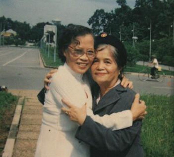 Bà Lê Thi (trái ) và bà Đàm Thị Loan: Hai người phụ nữ kéo cờ trong Lễ Tuyên ngônđộc lập ngày 2/9/1945.
