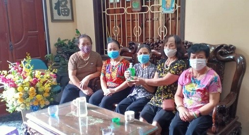 Chi hội Phụ nữ tổ dân phố số 2 đã trao tặng dung dịch rửa tay diệt khuẩn phòng chống Covid-19 cho Mẹ Việt Nam anh hùng Lương Thị Nữ