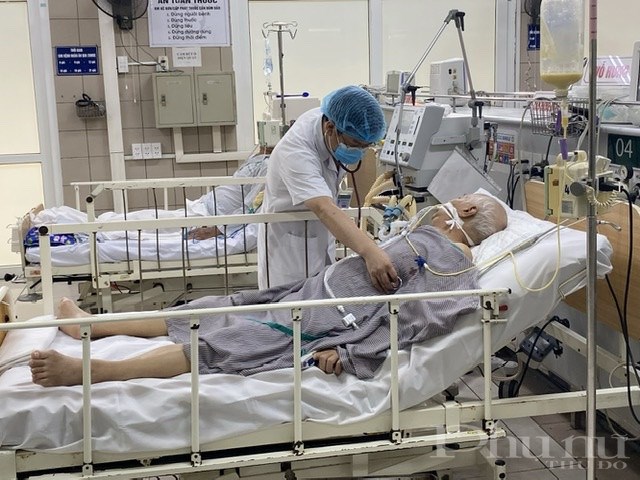 Bệnh nhân nam(70 tuổi, ở Hà Nội) đang được điều trị tích cực tại BV Bạch Mai.