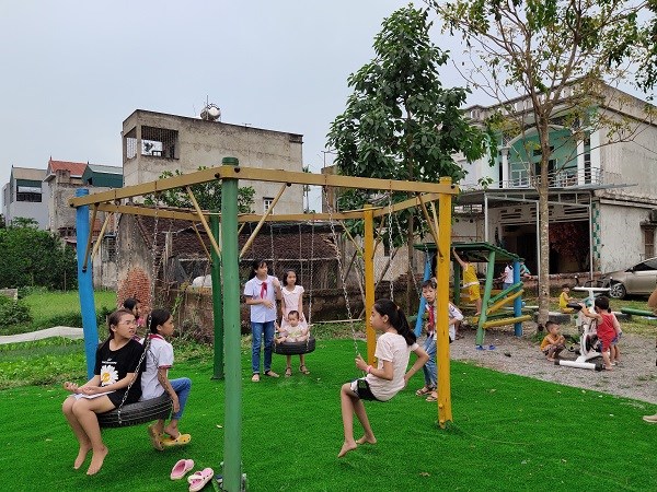 Sân chơi an toàn thân thiện thu hút đông đảo trẻ em thôn Đình Tràng, xã Liên Bạt, huyện Ứng Hòa tham gia.