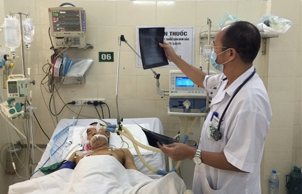 Bác sĩ bệnh viện Bạch Mai thăm khám cho bệnh nhân.