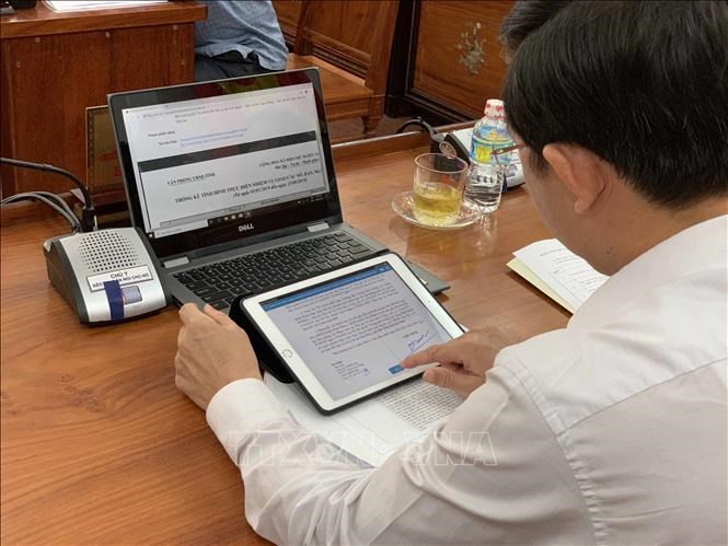 Chủ tịch và các Phó chủ tịch UBND tỉnh Bình Định sử dụng chữ ký số phê duyệt văn bản theo đề án Chính phủ điện tử. Ảnh minh họa: Phạm Kha/TTXVN