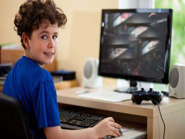 Trẻ em dành quá nhiều thời gian trước màn hình TV hoặc máy tính có thể sẽ bị giảm sút kết quả học tập.