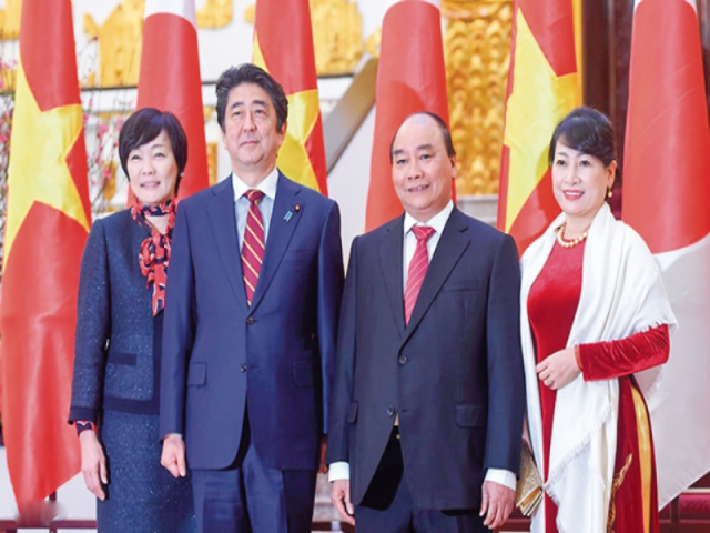 Thủ tướng Chính phủ Nguyễn Xuân Phúc và Phu nhân chụp ảnh cùng Thủ tướng Nhật Bản Shinzo Abe tại Lễ đón Thủ tướng Shinzo Abe thăm chính thức Việt Nam, tháng 1/2017