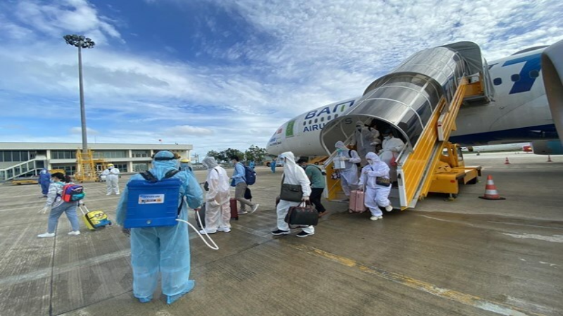 Chuyến bay chở 240 công dân Việt Nam trở về từ Phillipines đã đáp cánh xuống sân bay Vân Đồn.