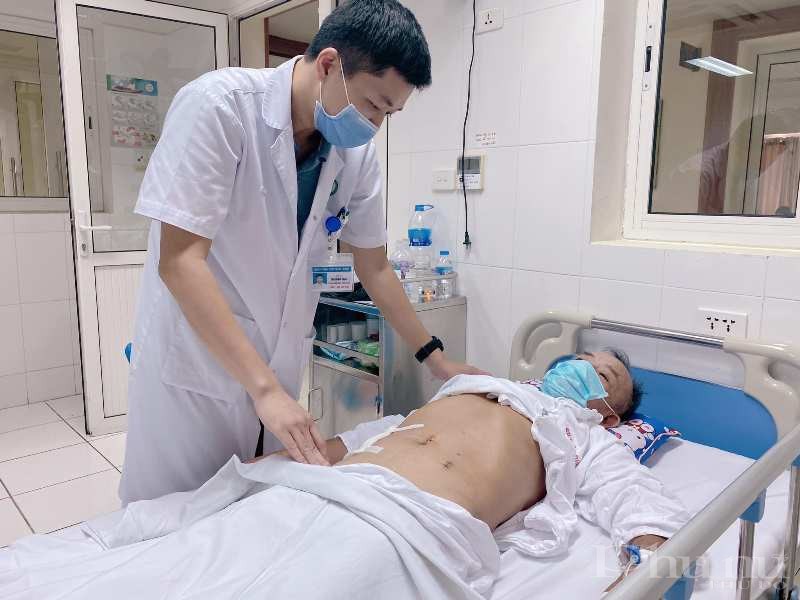 BS bệnh viện Hữu Nghị Việt Đức thăm khám cho bệnh nhân.