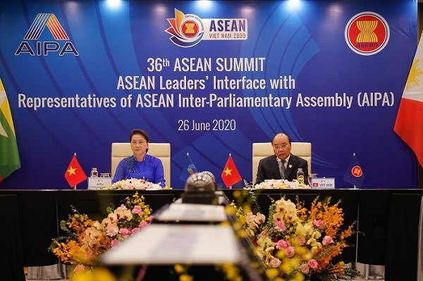 Thủ tướng Chính phủ Nguyễn Xuân Phúc, Chủ tịch ASEAN 2020 và Chủ tịch Quốc hội Nguyễn Thị Kim Ngân, Chủ tịch AIPA tại Phiên đối thoại giữa các Nhà lãnh đạo ASEAN và đại diện AIPA trong khuôn khổ Hội nghị Cấp cao ASEAN lần thứ 36, ngày 26/6/2020.