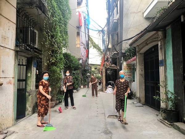 Hội viên phụ nữ TDP 2 phường Quang Trung dọn vệ sinh ngõ phố sáng thứ 7 hàng tuần