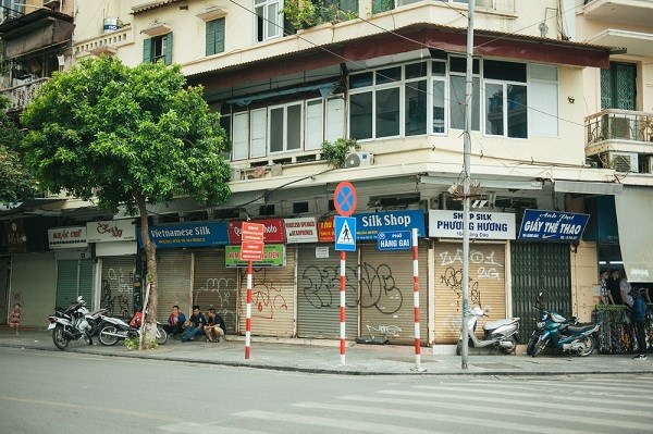 Cửa của các hộ kinh doanh trên phố Hàng Gai bị những người vẽ graffiti thiếu ý thức vẽ bẩn