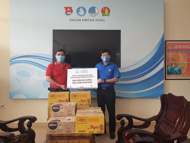Đại diện Nestle' Việt Nam trao biển tượng trưng hỗ trợ tuyến đầu tại Đà Nẵng.