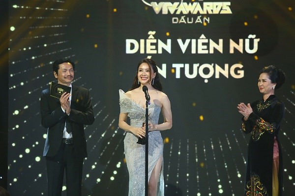 Giải Diễn viên nữ ấn tượng được trao cho Hồng Diễm với vai Khuê trong phim“Hoa hồng trên ngực trái”.