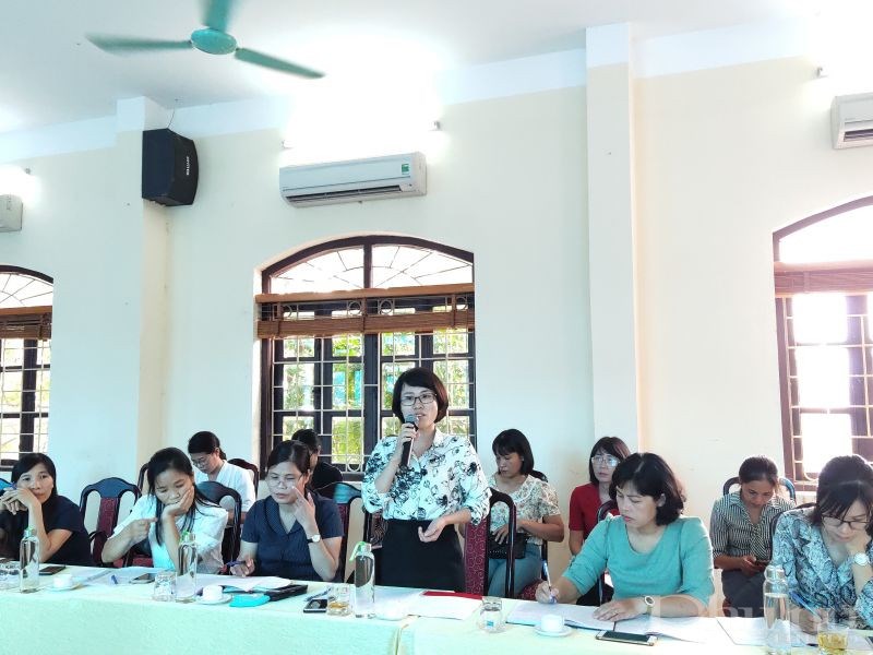 Đồng chí Nguyễn Lan Anh- Phó Chủ tịch Hội LHPN huyện Gia Lâm phát biểu tại hội nghị tọa đàm