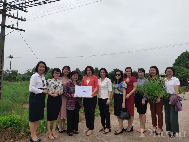 Các đại biểu tặng quà cho cán bộ chi hội phụ nữ thôn Kim Quan xã Yên Viên  đơn vị giới thiệu mô hình trồng măng tây an toàn tại xã