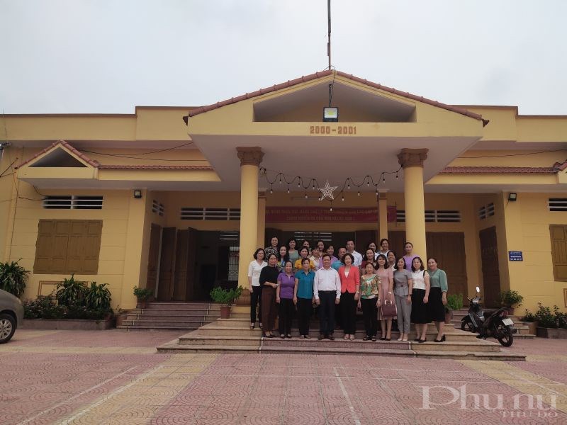 Các đại biểu  đến thăm quan nhà văn hóa , điểm sinh hoạt cộng đồng của người dân địa phương  tại xã Yên Viên