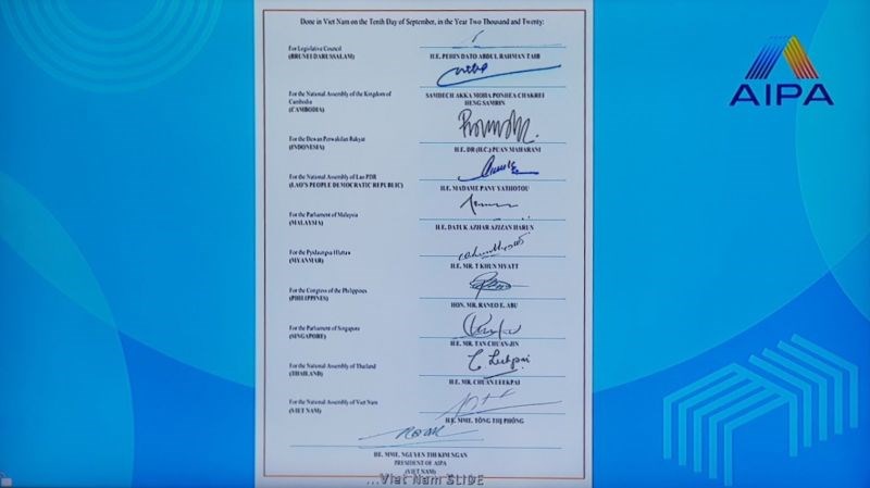 Đại diện các Đoàn cùng ký Thông qua báo cáo chung thông qua chữ ký điện tử