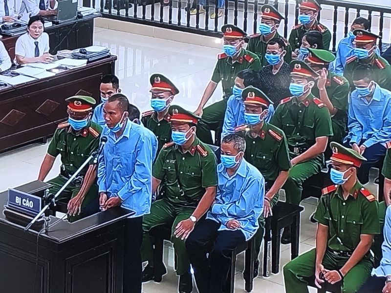 Bị cáo Lê Đình Chức cúi đầu xin lỗi gia đình các chiến sỹ tại Tòa