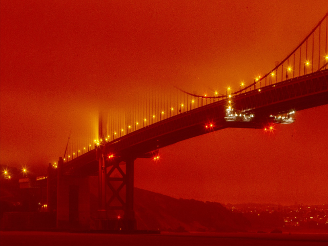 Cây Cầu Cổng Vàng nổi tiếng ở San Francisco giữa một màu cam ám khói do các trận cháy rừng đang diễn ra