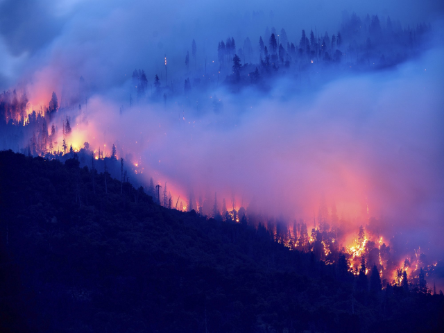 Ngọn lửa cháy dọc theo sườn đồi của hạt Madera, California