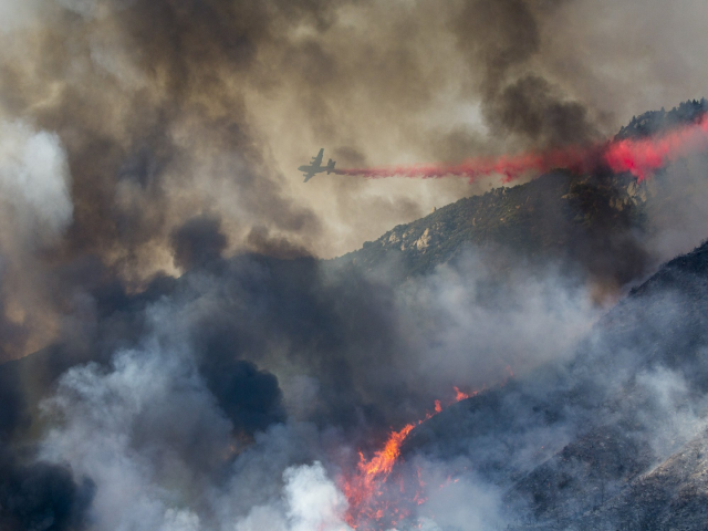 Máy bay tham gia chữa cháy rừng ở sườn đồi ở Yucaipa, California