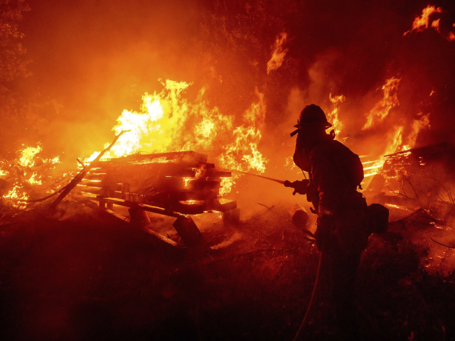 Những người lính cứu hỏa đã phải rất vất vả khi vừa phải chiến đấu với ngọn lửa bảo vệ rừng, vừa phải bảo vệ tài sản của người dân