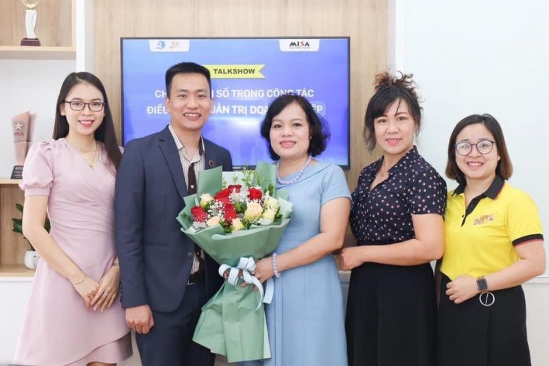 Ông Nguyễn Phi Nghị, Giám đốc văn phòng MISA tại Hà Nội trao tặng hoa cho bà Nguyễn Thị Hảo và cam kết đồng hành hỗ trợ phụ nữ thủ đô khởi nghiệp giai đoạn 2020 -2025