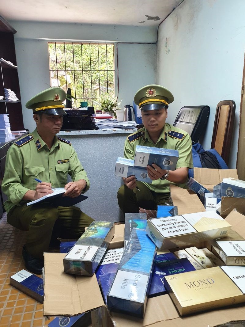 Đội QLTT số 1 thuộc Cục QLTT tỉnh Lâm Đồng đã tiến hành kiểm tra đột xuất đối với cửa hàng Tuyết Thơm và phát hiện một số mặt hàng thuốc lá điếu nhập lậu