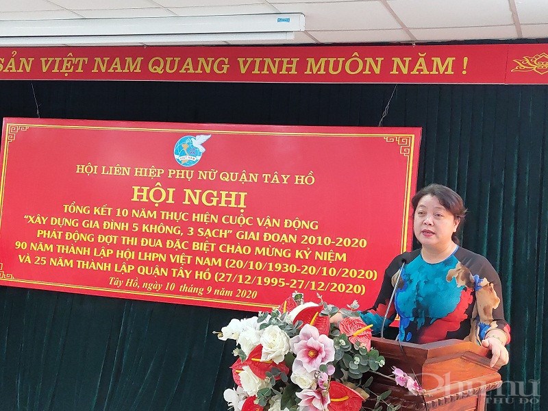 Đồng chí Nguyễn Thị Thu Thủy - Phó Chủ tịch Thường trực Hội LHPN Hà Nội phát biểu tại hội nghị