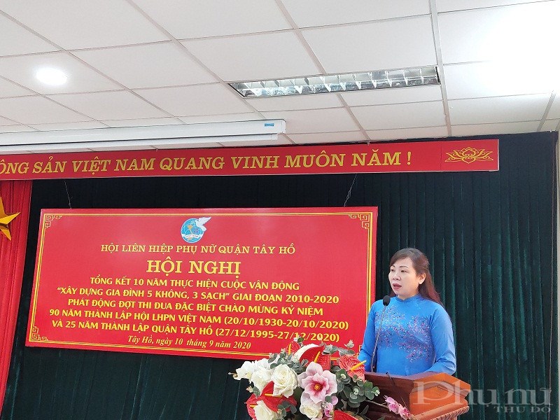 Đồng chí Bùi Thị Thúy Hằng - Chủ tịch Hội LHPN quận Tây Hồ phát động đợt thu đua đặc biệt