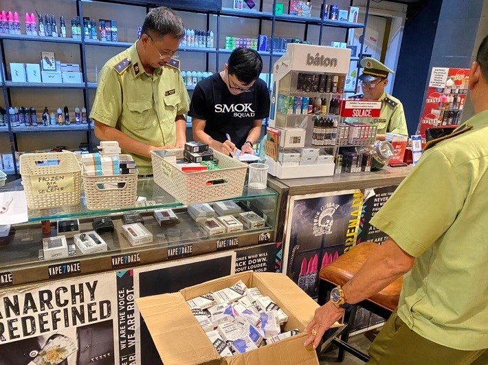 Đoàn kiểm tra phát hiện số máy hút thuốc lá điện tử không có hoá đơn chứng từ trong quán cà phê ở Hà Nội (Ảnh: Tổng cục QLTT)