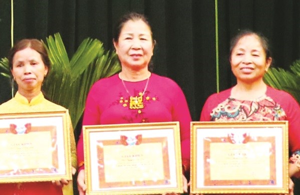 Bà Nguyễn Thị Sâu (người ở giữa) được Hội LHPN huyện Gia Lâm biểu dương, khen thưởng là gương điển hình tiên tiến trong phong trào thi đua giai đoạn 2016 -2020