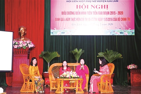 Bà Nguyễn Thị Sâu (thứ 2 từ phải sang) tham gia giao lưu tại Hội nghị Biểu dương điển hình tiên tiến giai đoạn 2015-2020