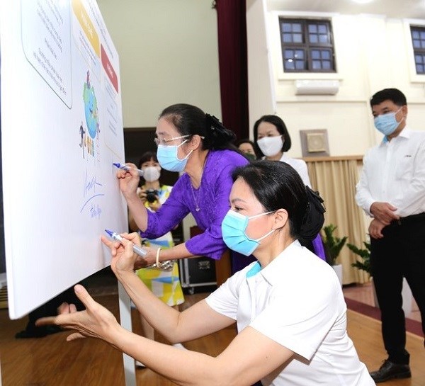 Các đồng chí lãnh đạo Trung ương Hội LHPN Việt Nam tham gia ký tên hưởng ứng phân loại rác thải tại cơ quan Trung ương Hội.
