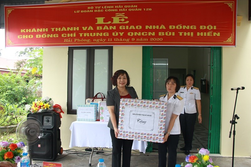 Hội LHPN Hà Nội chúc mừng trung úy Bùi Thị Hiền có ngôi nhà mới
