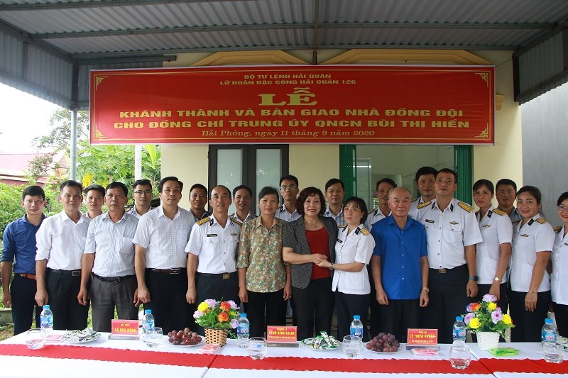 Trung úy Bùi Thị Hiền trong vòng tay sẻ chia của các đồng đồng, đồng chí