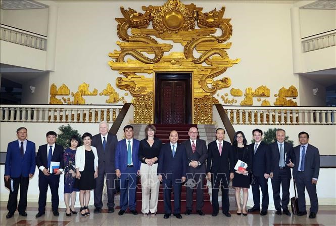Thủ tướng Nguyễn Xuân Phúc cùng Đại sứ Hà Lan, Đại sứ Bỉ với các nhà đầu tư EU. Ảnh: Thống Nhất/TTXVN