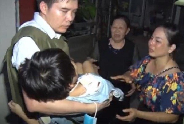 Bé gái 6 tuổi (ở Đình Bảng, Bắc Ninh) bị cha đánh gãy tay được công an giải cứu