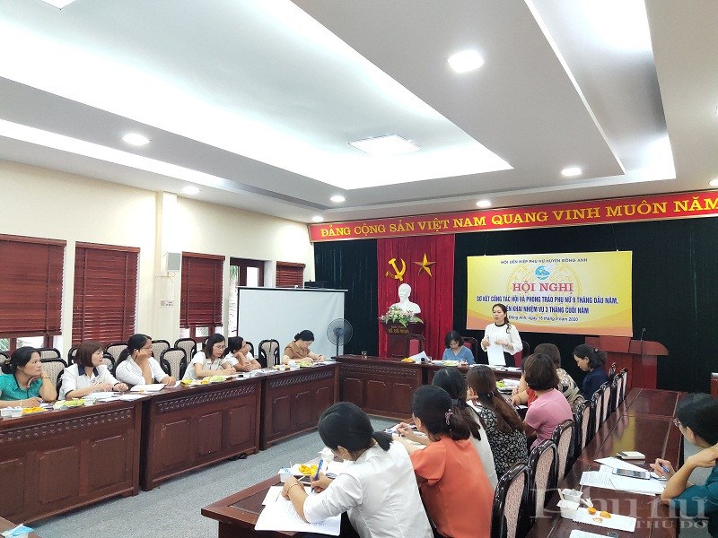 Đồng chí Nguyễn Thị Mỹ Linh - Phó Chủ tịch Hội LHPN huyện Đông Anh phát biểu tại hội nghị