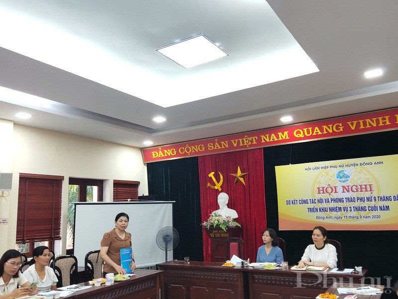 Đồng chí Dương Thị Lý Anh - Trưởng ban Luật pháp chính sách Hội LHPN Hà Nội phát biểu tại hội nghị