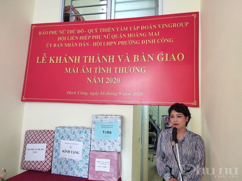 Đồng chí Lê Quỳnh Trang - Tổng Biên tập Báo Phụ nữ Thủ đô phát biểu tại lễ khánh thành và bàn giao nhà cho gia đình bà Mùi