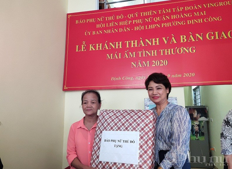 Thay mặt BBT báo Phụ nữ Thủ đô - bà Lê Quỳnh Trang - Tổng biên tập Báo trao quà mừng nhà mới cho gia đình bà Nguyễn Thị Mùi.