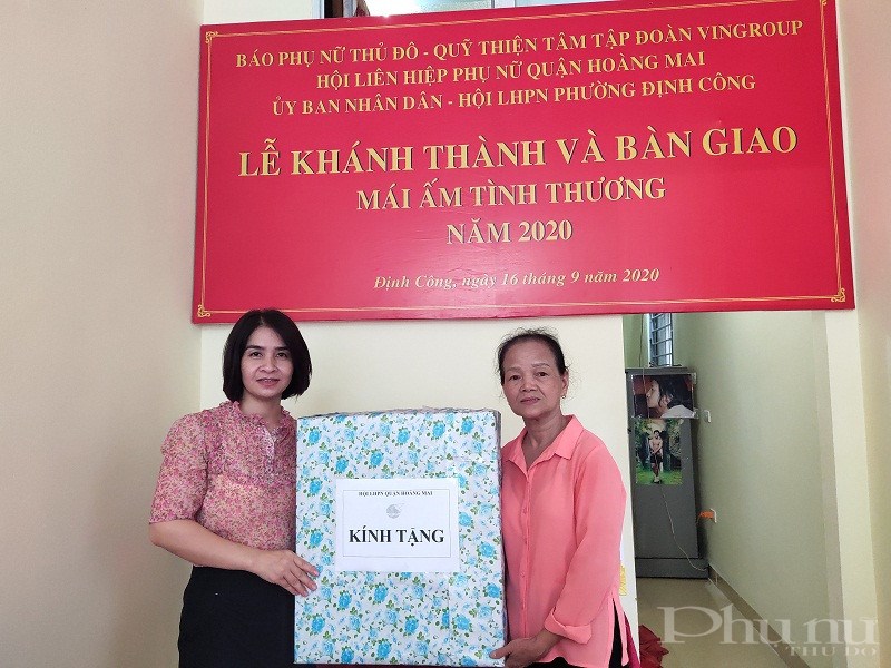 Đồng chí Nguyễn Lệ Hằng - Chủ tịch Hội LHPN quận Hoàng Mai tặng quà gia đình bà Mùi
